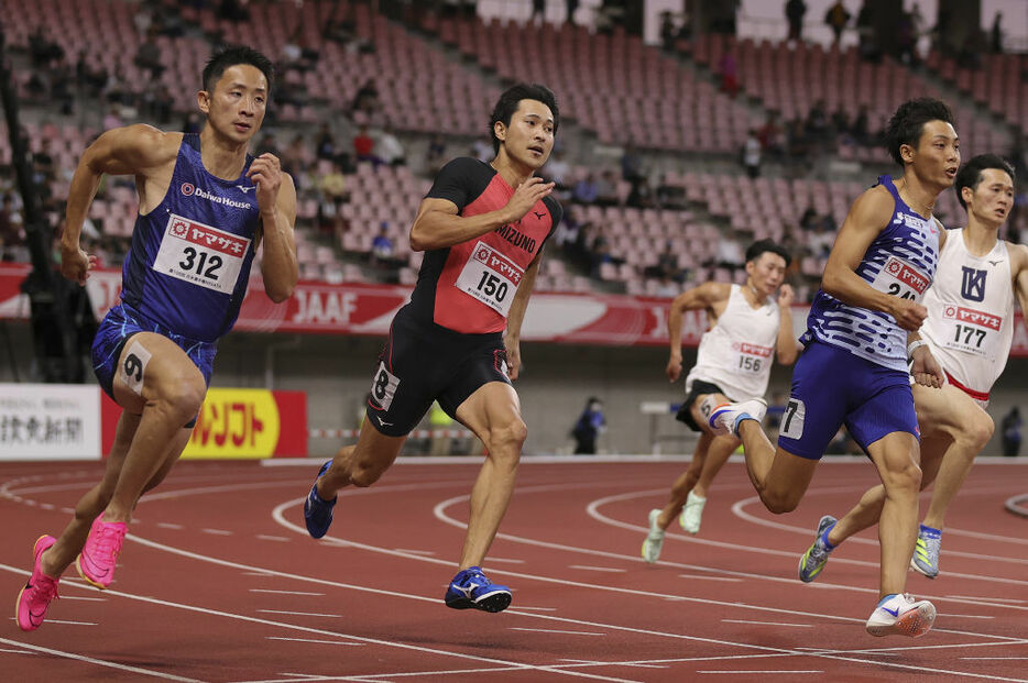 男子200メートル予選　20秒46で決勝進出を決めた飯塚翔太（150）＝デンカビッグスワンスタジアム