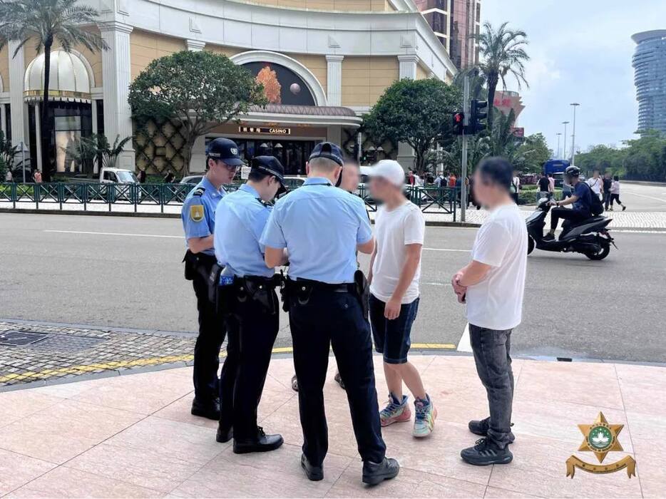 マカオ治安警察局が実施した歩行者の道路横断違反に対する取り締まりの様子＝マカオ半島・新口岸地区（写真：マカオ治安警察局）