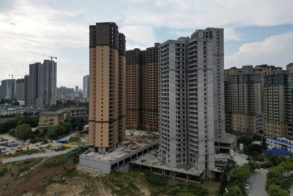6月１日、民間不動産調査会社の中国指数研究院が発表した調査結果によると、５月の国内１００都市の新築住宅平均価格は前月比０．２５％上昇し、９カ月連続の上昇となった。陝西省銅川の集合住宅建設現場で２０２３年９月撮影（２０２４年　ロイター/Xiaoyu Yin）