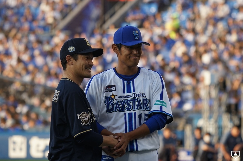 坂口智隆さん(左)と井納翔一さん【写真/萩原孝弘】