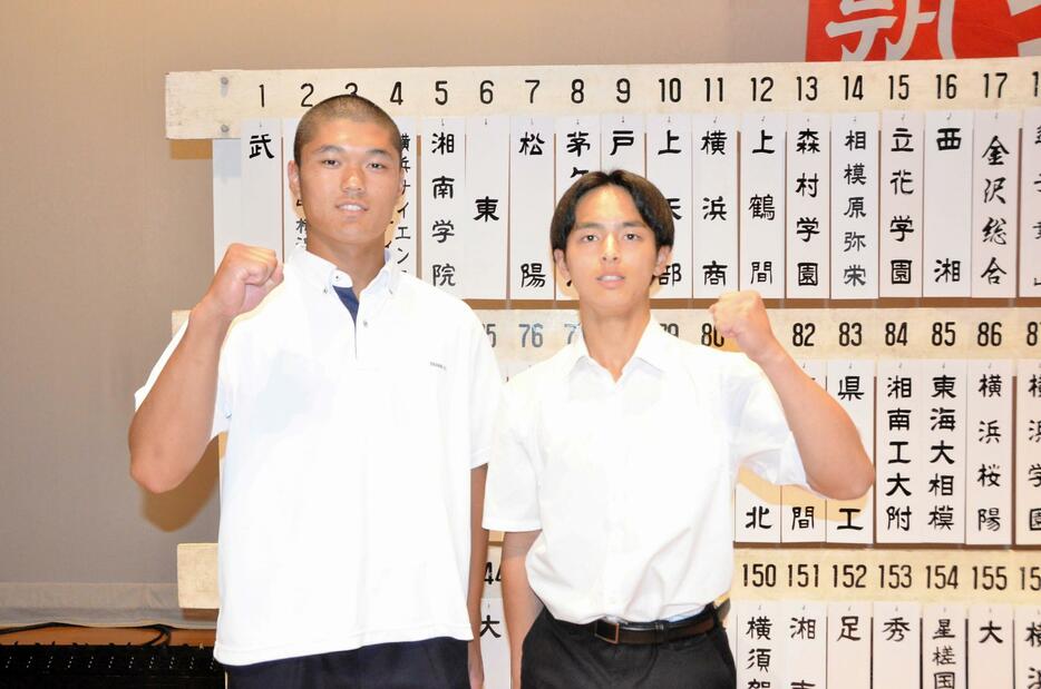 　新主将に就任した横浜・阿部（左）と慶応・佐伯