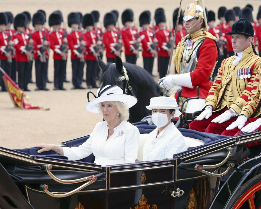 馬車でバッキンガム宮殿に向かわれる皇后さまとカミラ王妃＝25日、ロンドン（代表撮影・共同）