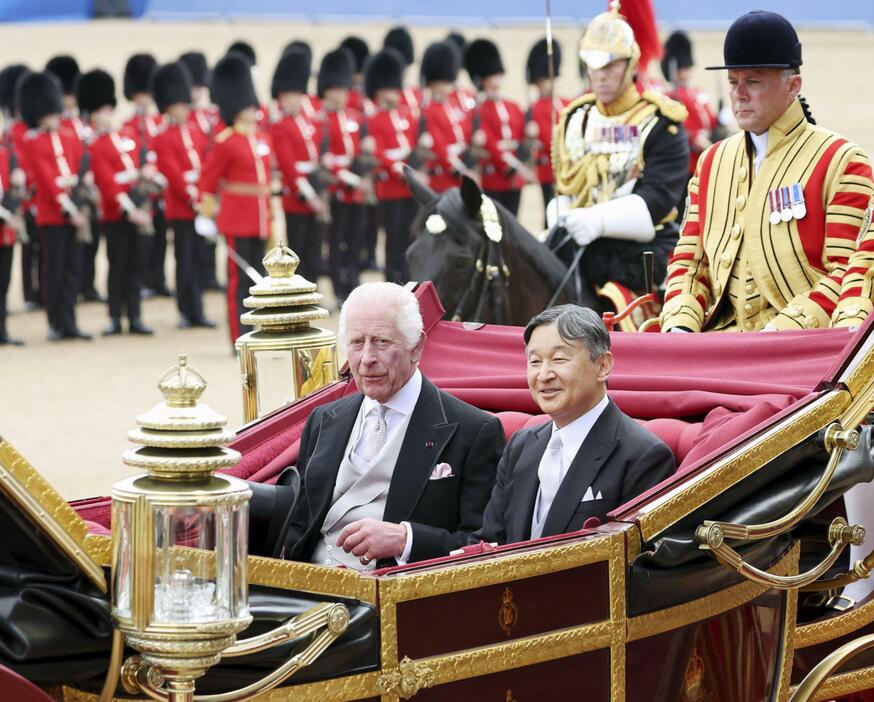 馬車でバッキンガム宮殿に向かわれる天皇陛下とチャールズ国王＝25日、ロンドン（代表撮影・共同）