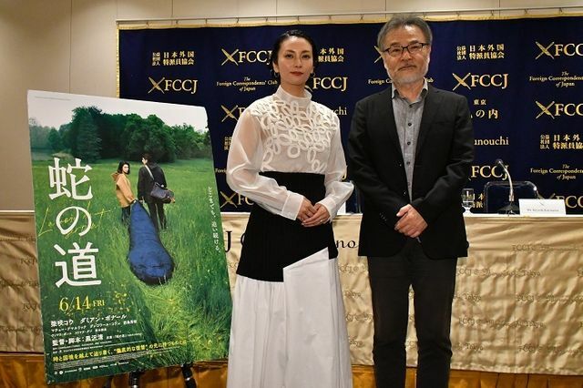 （左から）柴咲コウさん、黒沢清監督