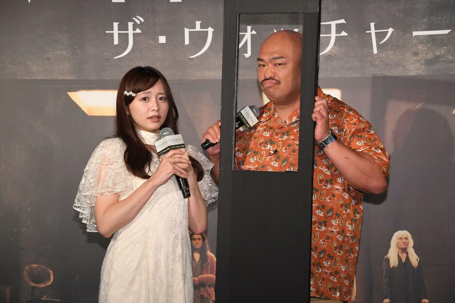 映画「ザ・ウォッチャーズ」のプレミアイベントに登壇した森香澄さん（左）とクロちゃん