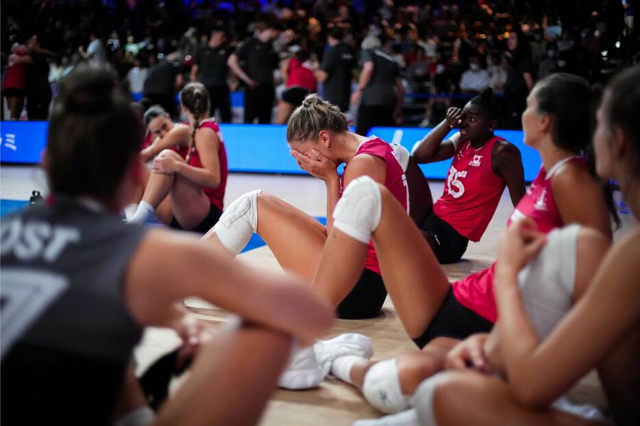 カナダ選手が試合後に涙に暮れる画像【写真：VNL提供】