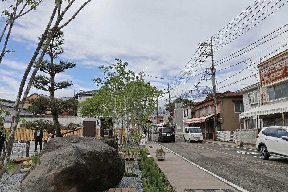 山梨県富士吉田市の「本町通り」。右奥は富士山＝1日午前