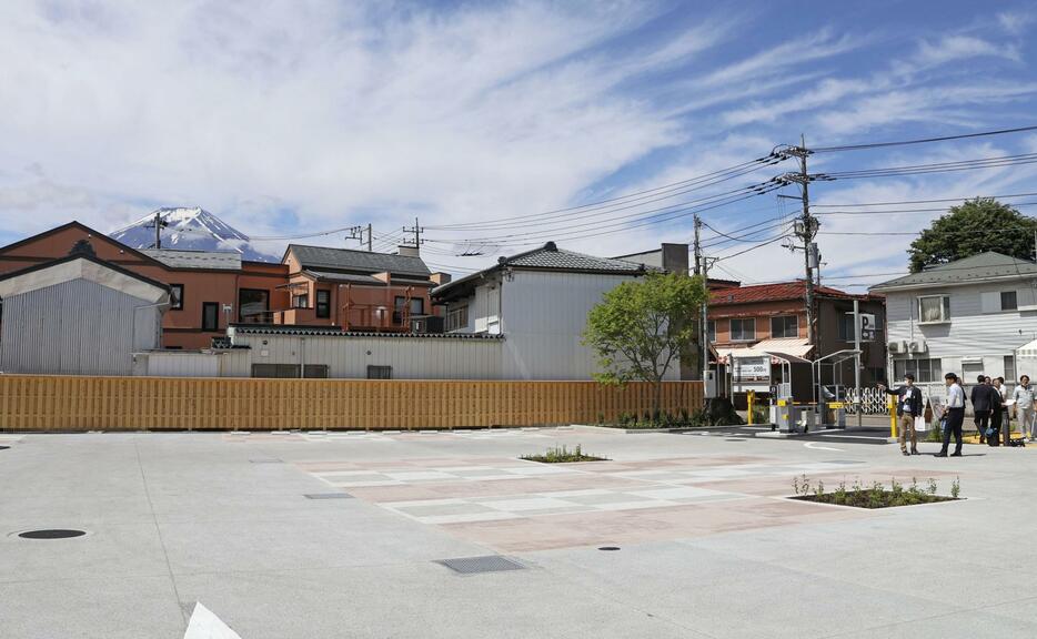 「本町通り」にオープンした駐車場＝1日午前、山梨県富士吉田市