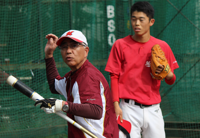 選手指導にあたる明星・永田昌弘監督