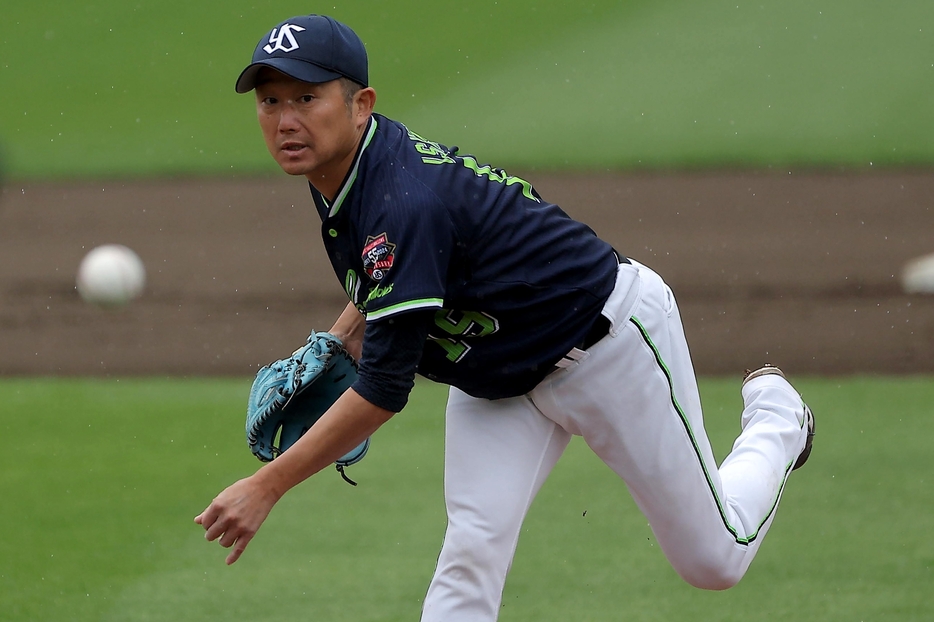 石川雅規がプロ野球史上初の新人から23年連続勝利を達成した(C)産経新聞社