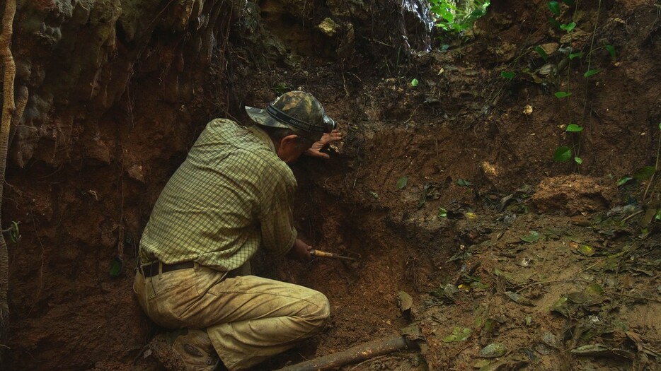 映画「骨を掘る男」の１シーン。戦没者の遺骨を掘る具志堅隆松さん（Ｃ）Ｏｋｕｍａ　Ｋａｔｓｕｙａ，　Ｍｏｏｌｉｎ　Ｐｒｏｄｕｃｔｉｏｎ，　Ｄｙｎａｍｏ　Ｐｒｏｄｕｃｔｉｏｎ