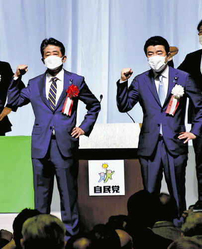 政治資金パーティーで拳を突き上げる安倍元首相（左）（２０２２年５月２９日、富山市内で）