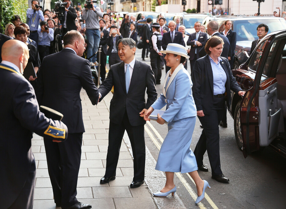 英国公式訪問で、ロンドン市内のホテル「クラリッジズ」に到着された天皇、皇后両陛下＝２２日