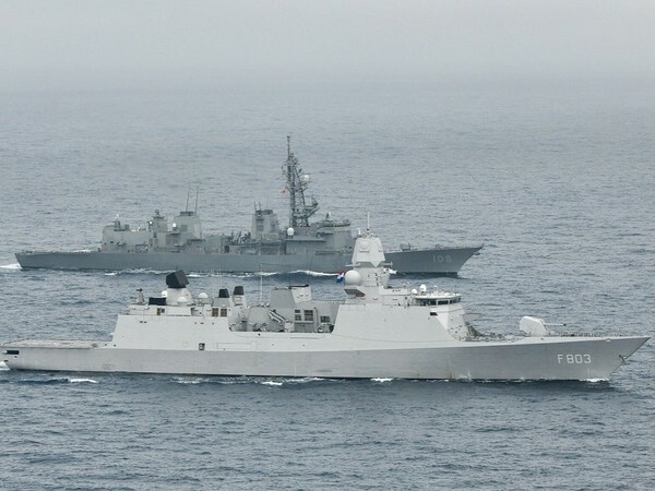 並走するフリゲート「トロンプ」（手前）と護衛艦「あけぼの」（奥）（画像：海上自衛隊）。