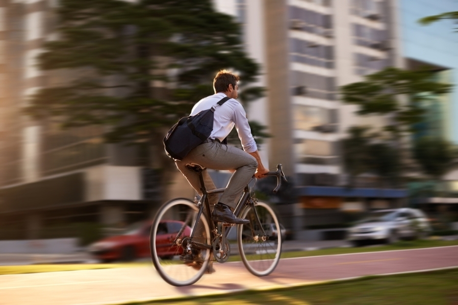 同僚が「会社から交通費が出ているけど、もったいないから会社の近くまで自転車で来ている」と言っているのですが、これは違反ではないのでしょうか？