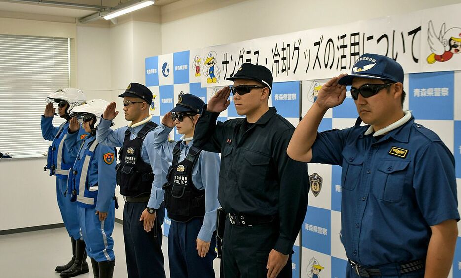 サングラスを着用する警察官＝27日、青森県警