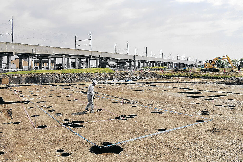 青色テープで囲んだところに細長く巨大な建物が建っていたとみられる横江ゴクラク寺遺跡＝野々市市郷２丁目