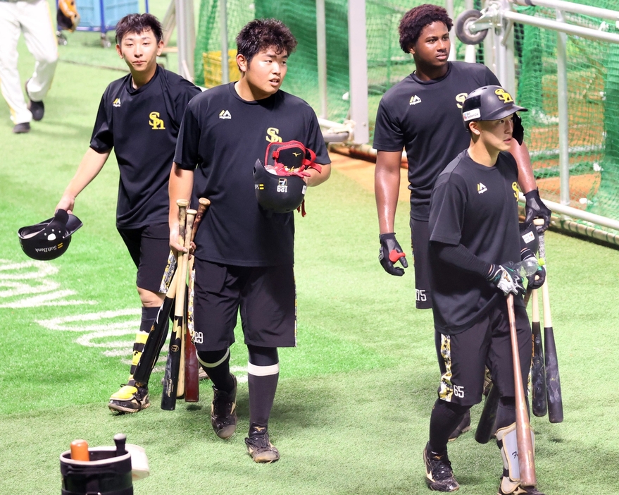 2軍練習に参加した（左から）中沢、佐倉、アルモンテ、藤田悠（撮影・栗木一考）