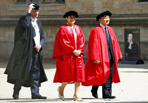 ２８日、オックスフォード大で皇后さまに対する名誉法学博士号の授与式に出席された天皇、皇后両陛下＝ロイター
