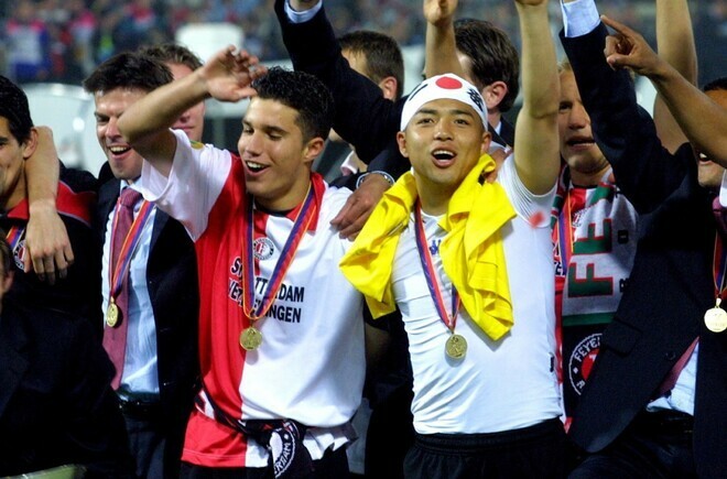 UEFAカップ優勝の喜びを分かち合うファン・ぺルシ（左）と小野（右）。(C)Getty Images