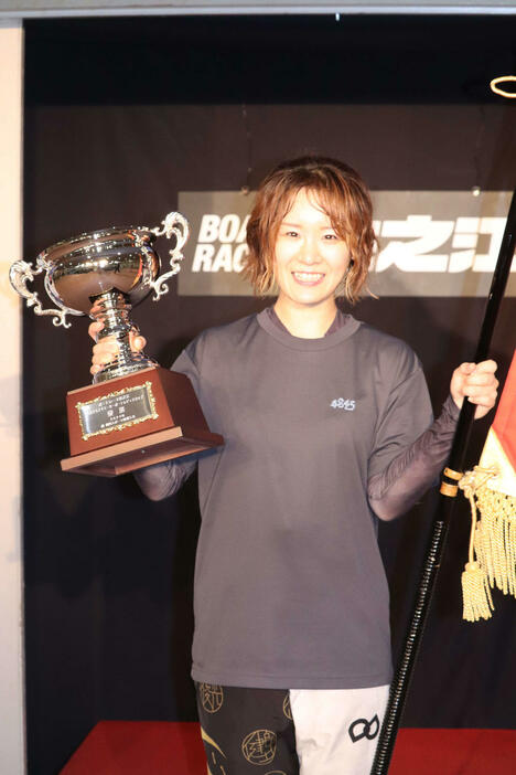 前田紗希がG3レディスカップを制し表彰式で笑顔（撮影・神田成史）