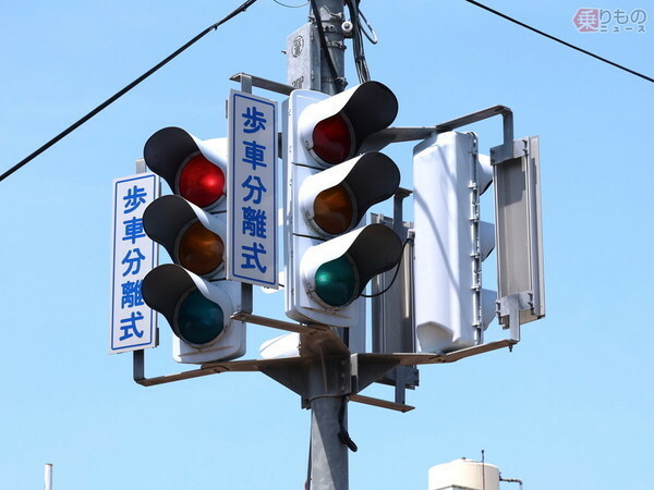 新潟県燕市の吉田旭町1丁目交差点に設置されている交通信号機（乗りものニュース編集部撮影）。