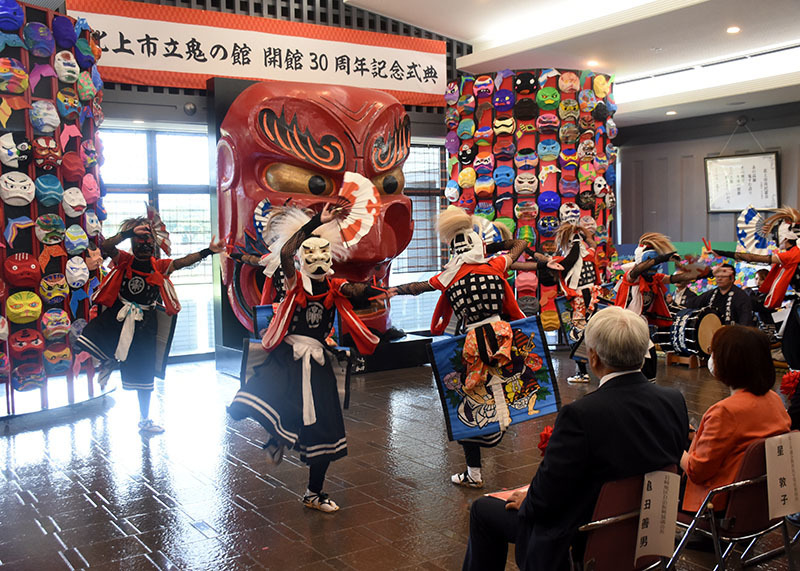 関係者らが鬼剣舞などで節目の年を祝した鬼の館30周年式典