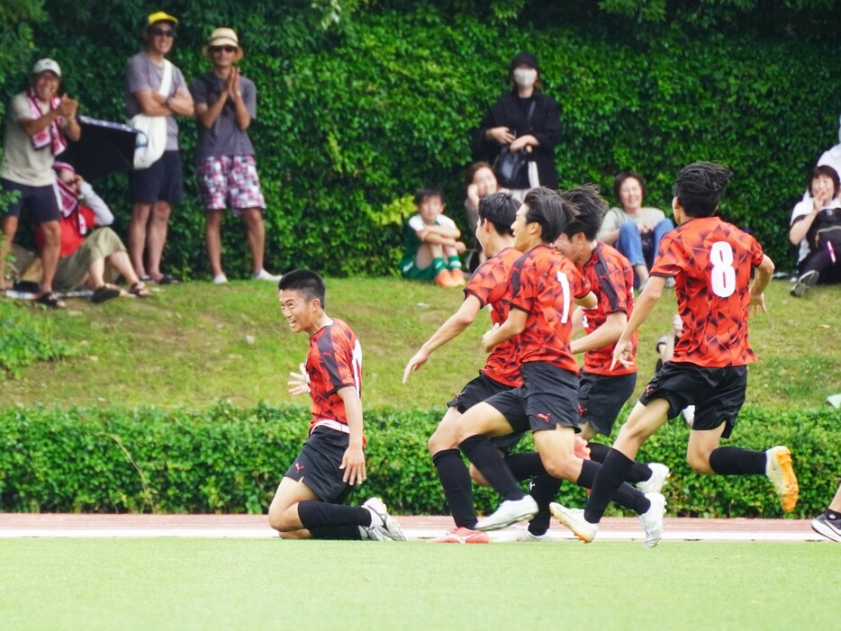 駒澤大高FW岸本空(3年=横河武蔵野FC U-15出身、左端)が執念の決勝ゴール!(Masashi TSUCHIYA)