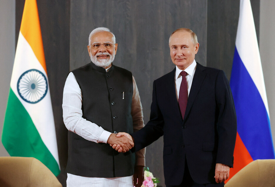 インド紙トリビューン（電子版）は２５日、モディ首相（左）が７月８日にロシアを訪問する見通しだと伝えた。プーチン大統領（右）と会談するとみられる＝２０２２年撮影