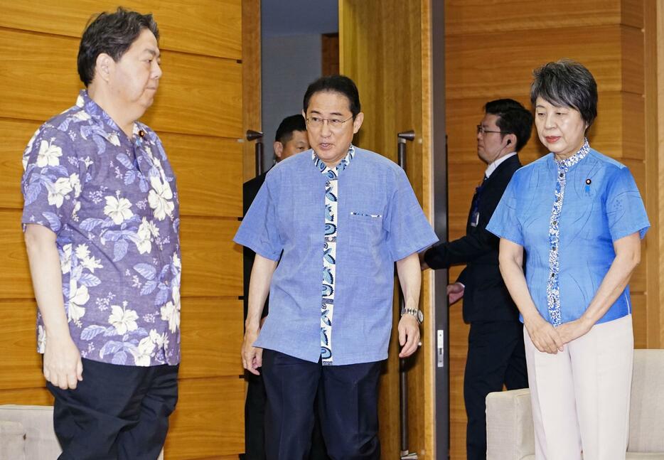 沖縄の夏の正装「かりゆし」を着て閣議に臨む岸田首相（中央）＝4日午前、首相官邸