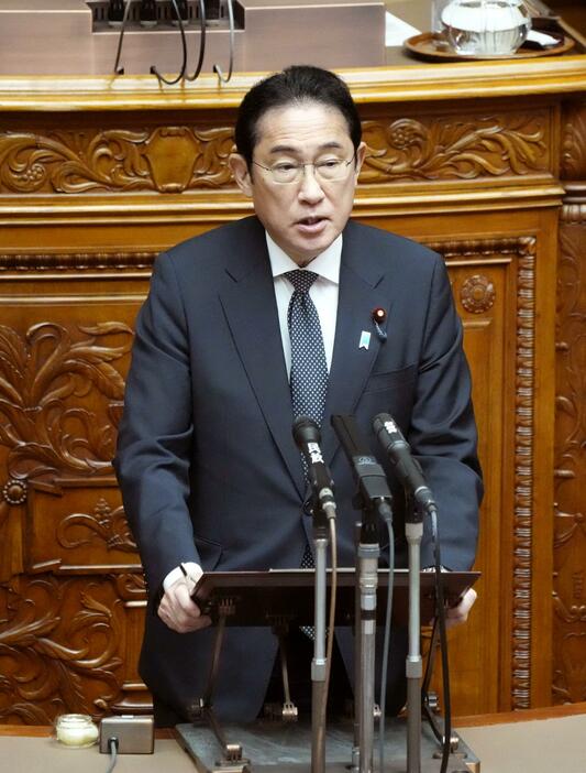 参院本会議で発言する岸田首相＝12日午前