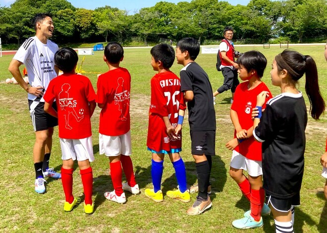 地元愛知の小学生とサッカーを通じて交流した菅原。笑顔が弾けた。(C)SOCCER DIGEST