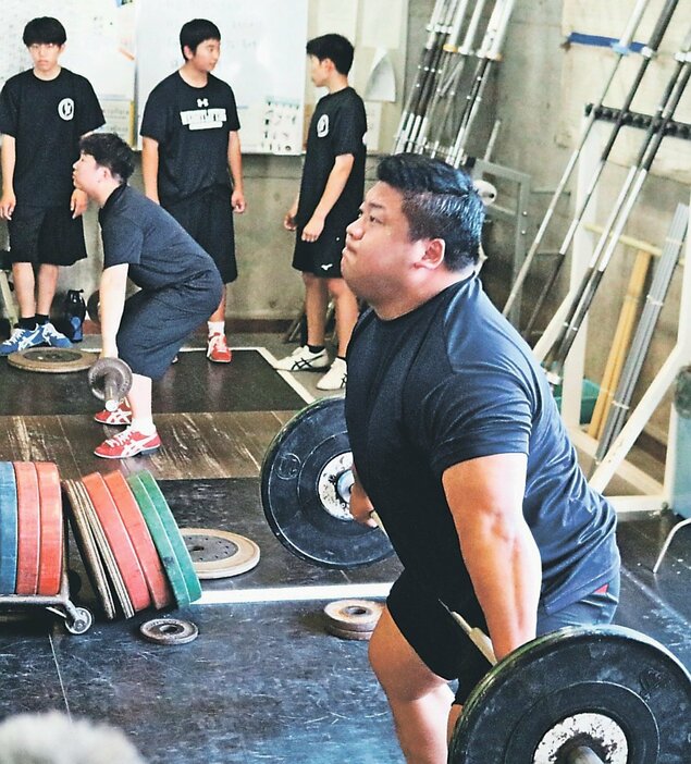 後輩と一緒にフォーム練習をする村上＝滑川高校