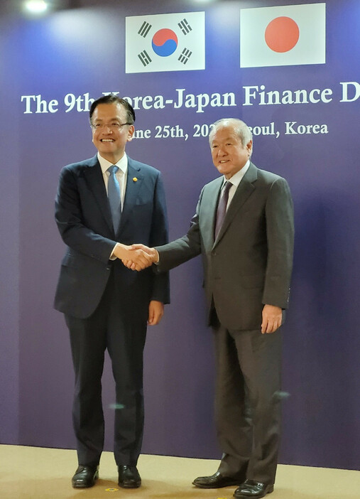 日本と韓国の財政当局は２５日、ソウルで閣僚級による「財務対話」を開いた。最近の急速な円安・ウォン安に「深刻な懸念を共有した」とする共同文書を発表。写真は財務対話を前に撮影に応じる崔氏（左）と鈴木氏。