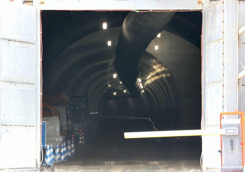 貫通が間近に迫る鞆未来トンネルの東側の内部