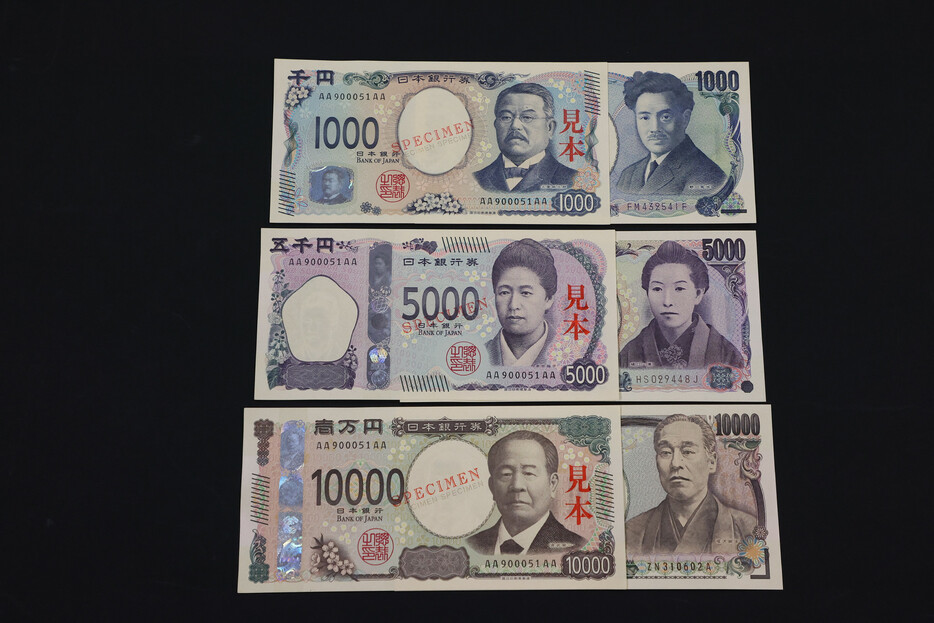 来月３日に新紙幣が発行されるのを前に、国立印刷局は１９日、印刷などの工程を報道陣に公開した。２００４年以来２０年ぶりのデザイン刷新。写真は新紙幣のサンプルと現行紙幣の肖像画の比較＝同日午後、東京都北区