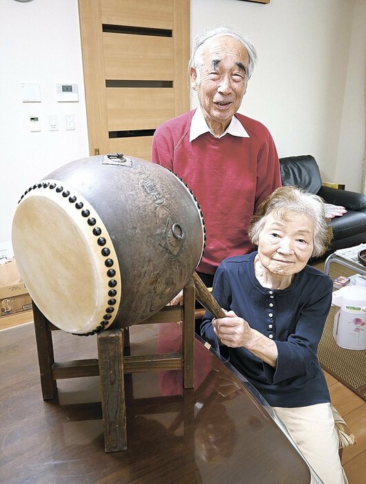 「石垣孫市直正」の作の和太鼓を打つ友子さん（右）と百瀬さん