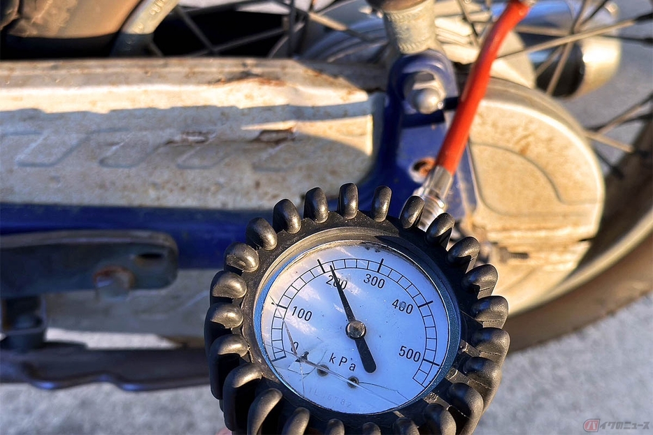 バーストを予防するには、タイヤの空気圧を定期的にチェックする事が欠かせない
