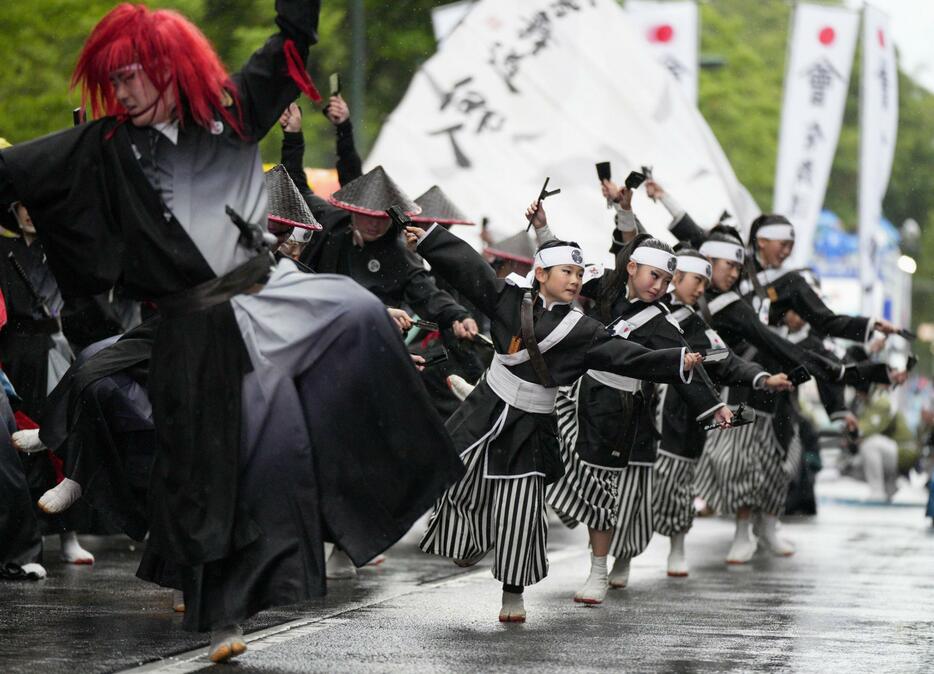 YOSAKOIソーラン祭りがフィナーレを迎え、パレードする踊り子＝9日午後、札幌市