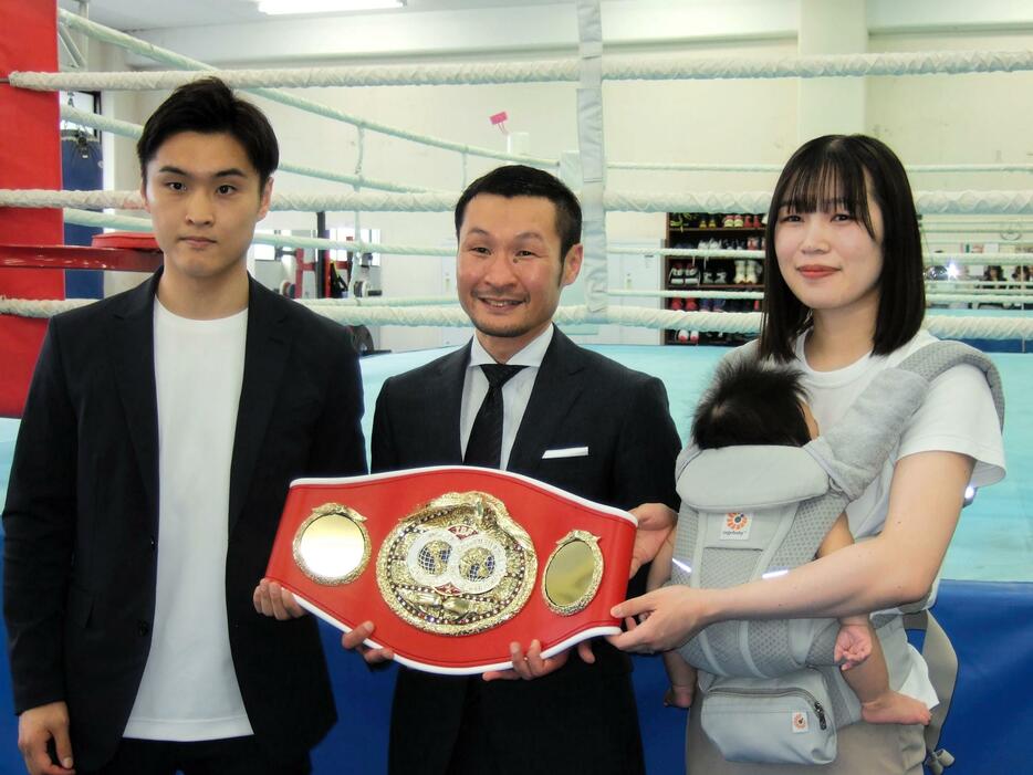 　名城信男・近大ボクシング部監督（中央）にベルト獲得を報告した西田凌佑（左）。右は沙捺夫人