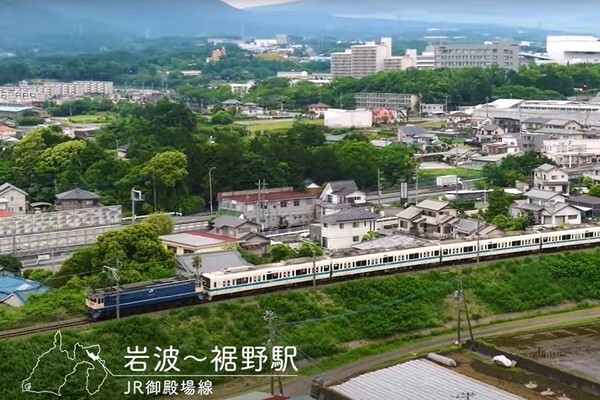 機関車に牽引され、新天地・西武鉄道を目指す小田急8000形電車（画像：西武鉄道）。