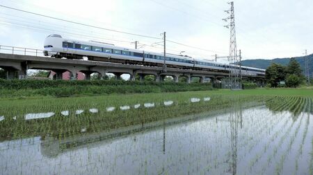 湖西線を走る特急「サンダーバード」。大阪・京都と北陸新幹線の敦賀を結ぶ（記者撮影）