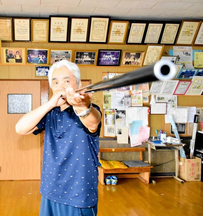自宅内の道場で日々スポーツ吹き矢の練習に励む宮崎さん