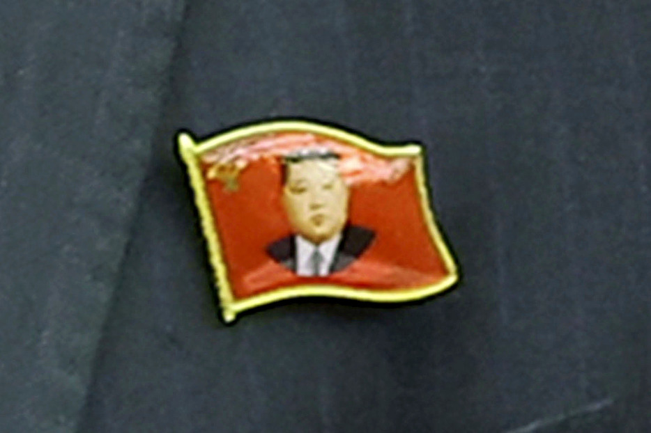北朝鮮の朝鮮労働党中央委員会総会2日目の会議で党幹部が着用した、金正恩党総書記の肖像が描かれたバッジ＝6月29日（朝鮮中央通信＝共同）