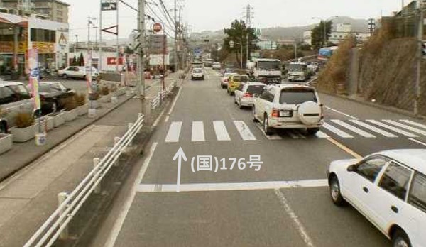2車線だった頃の尼宝線、小浜南交差点。宝塚ICに向け渋滞していた（画像：兵庫県）。