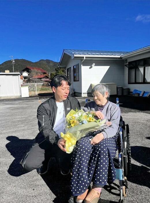 　施設で暮らす祖母・伊藤まち子さん（右）に再会した小川（左）＝本人提供