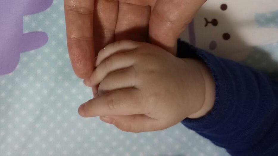 保護された乳児の手（提供：当別町「赤ちゃんポスト」）