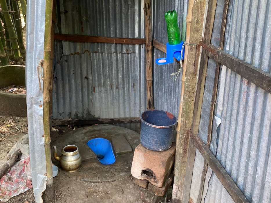 女性が住む家の近くに設置した簡易式トイレSATO