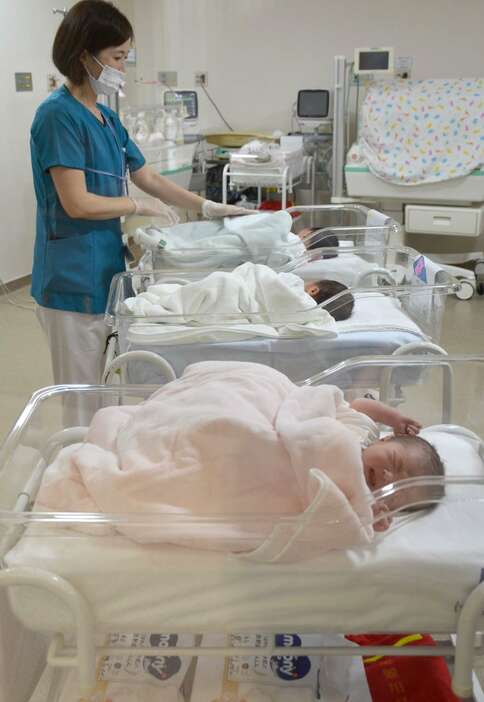 生まれたばかりの赤ちゃんたちが眠る産科の新生児室＝鹿児島市
