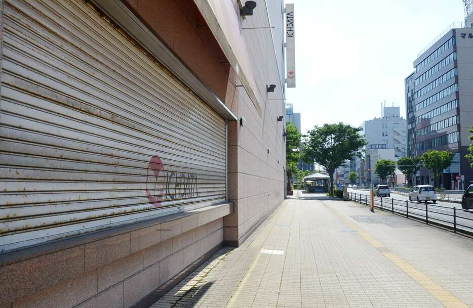 シャッターが下ろされた一畑百貨店跡。通りを歩く人は少なかった＝ＪＲ松江駅前